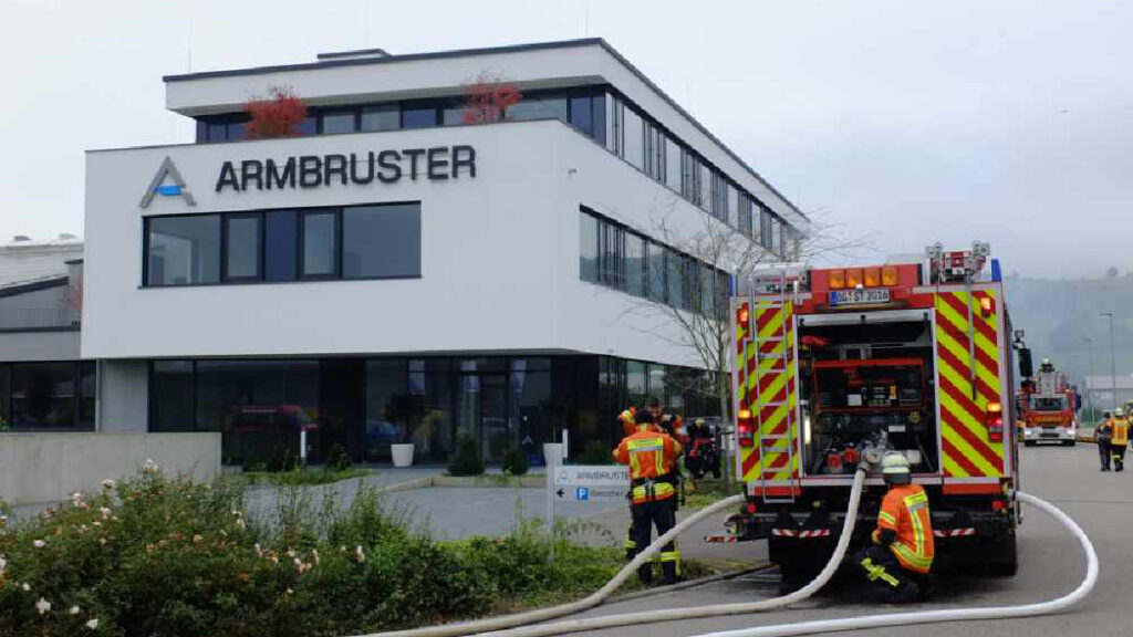 Das Foto zeigt die Firma Armbruster in Steinach und daneben ein Fahrzeug der Freiwilligen Feuerwehr Steinach.