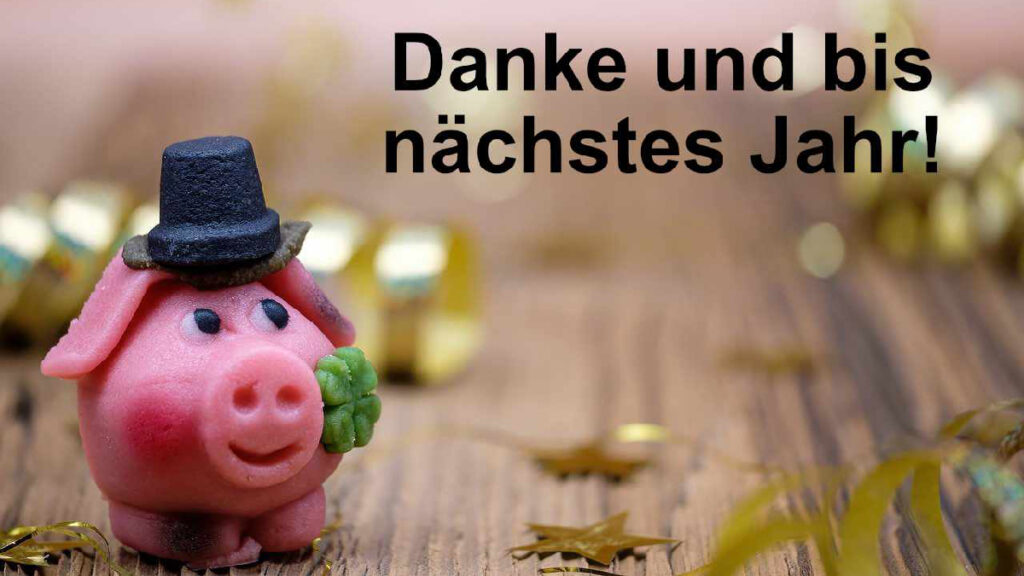 Auf dem Foto ist ein gedeckter Tisch zu sehen mit einem kleinen Schwein, das symbolisch für das neue Jahr steht. Auf dem Foto steht "Danke und bis nächstes Jahr!" geschrieben.