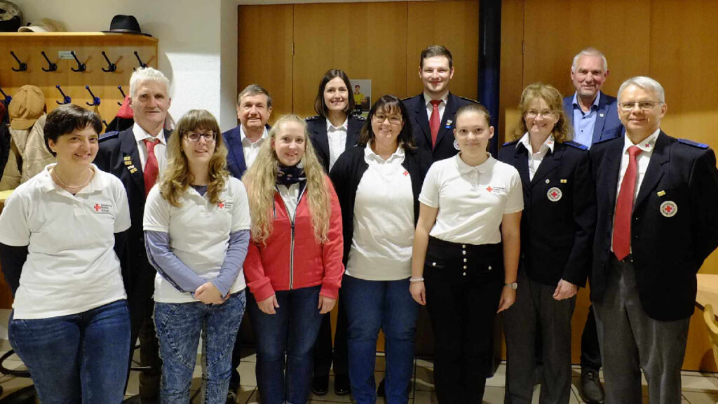 Das Foto zeigt Teile der Vorstandschaft und der geehrten Mitglieder des DRK Ortsvereins Steinach.