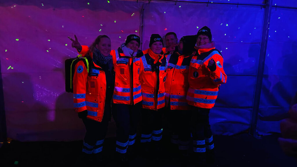 Das Foto zeigt Mitglieder aus unserer Bereitschaft in einem Partyzelt beim Narrentreffen in Welschensteinach.