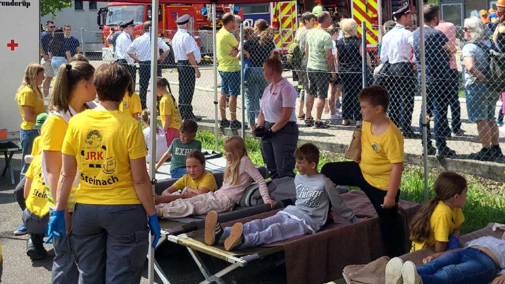 Das Foto zeigt einige Mitglieder vom JRK Steinach mit ihren Gruppenleiterinnen auf der Jubiläumsübung der Jugendfeuerwehr Steinach und Welschensteinach im Juli 2025.