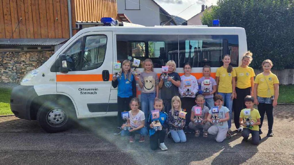 Das Foto zeigt die teilnehmenden Kinder beim JRK Sommerspaßprogramm. Es wurden kleine Piratenschiffe gebastelt.