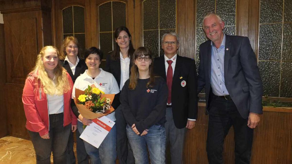 Das Foto zeigt Vertreter der Vorstandschaft des DRK Steinach und Kreisvorsitzender Jürgen Nowak bei der Mitgliederversammlung.